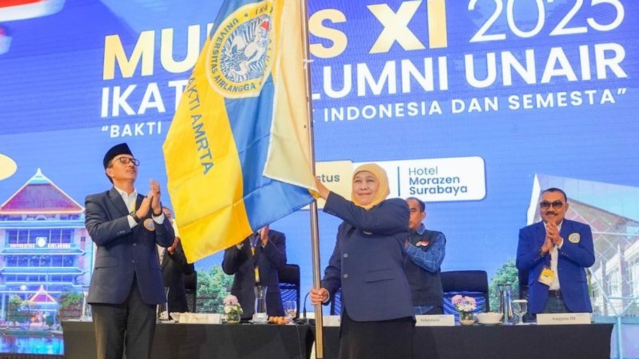 Khofifah Indar Parawansa kembali dipercaya memimpin Ikatan Keluarga Alumni Universitas Airlangga (IKA Unair) periode 2025-2030 secara aklamasi. Simak capaian dan visinya!