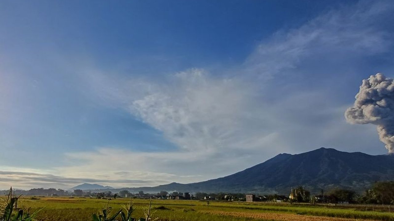 Ternyata, Gunung Marapi Erupsi 13 Kali Sepanjang Juli 2025: Waspada Bahaya Erupsi Gunung Marapi!