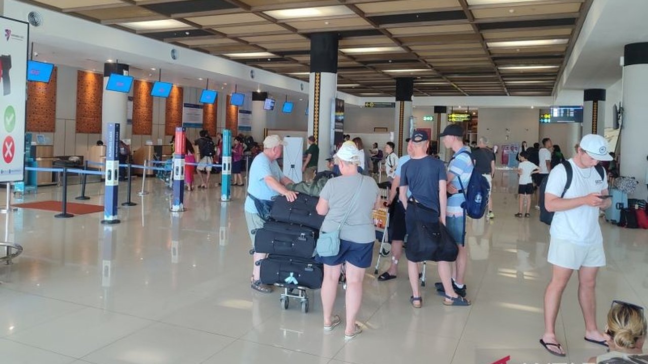 Sejumlah rute Penerbangan Bandara Komodo Labuan Bajo dibatalkan akibat sebaran abu vulkanik Gunung Lewotobi Laki-Laki yang mencapai ketinggian fantastis. Simak dampaknya!