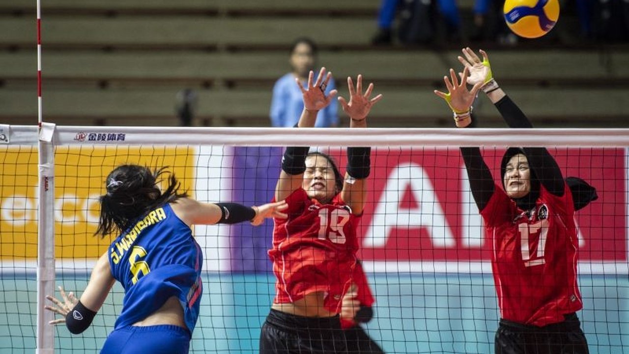 Timnas Voli Putri Indonesia harus mengakui keunggulan Thailand dengan skor 1-3 di SEA V League 2025, meski sempat memimpin di set pertama. Bagaimana jalannya pertandingan yang penuh drama ini?