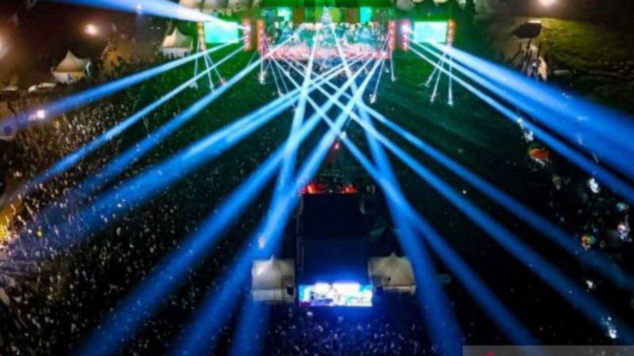 PT PLN (Persero) UIW NTB berhasil menjaga keandalan pasokan listrik selama penutupan Fornas VIII 2025 di Mataram, memastikan ribuan masyarakat menikmati acara tanpa hambatan.