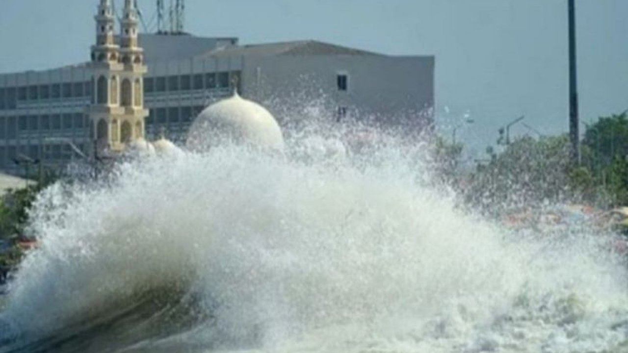 BMKG mengeluarkan peringatan dini terkait potensi Gelombang Tinggi Sumatera Utara hingga 2,5 meter pada awal Agustus 2025. Nelayan dan pelayaran diharap waspada.