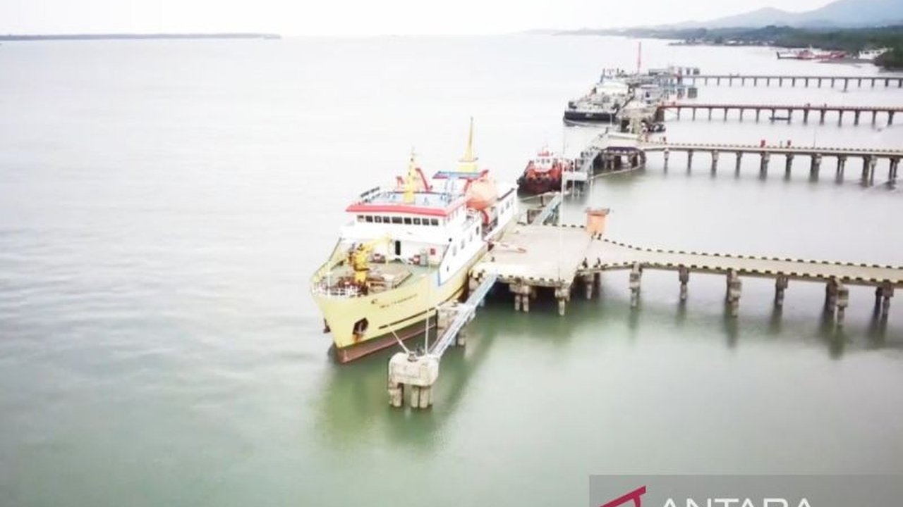 Pelabuhan Satui dan Kotabaru di Kalimantan Selatan meraih rapor hijau berkat peningkatan produktivitas signifikan di Semester I 2025. Apa rahasia di balik capaian ini?