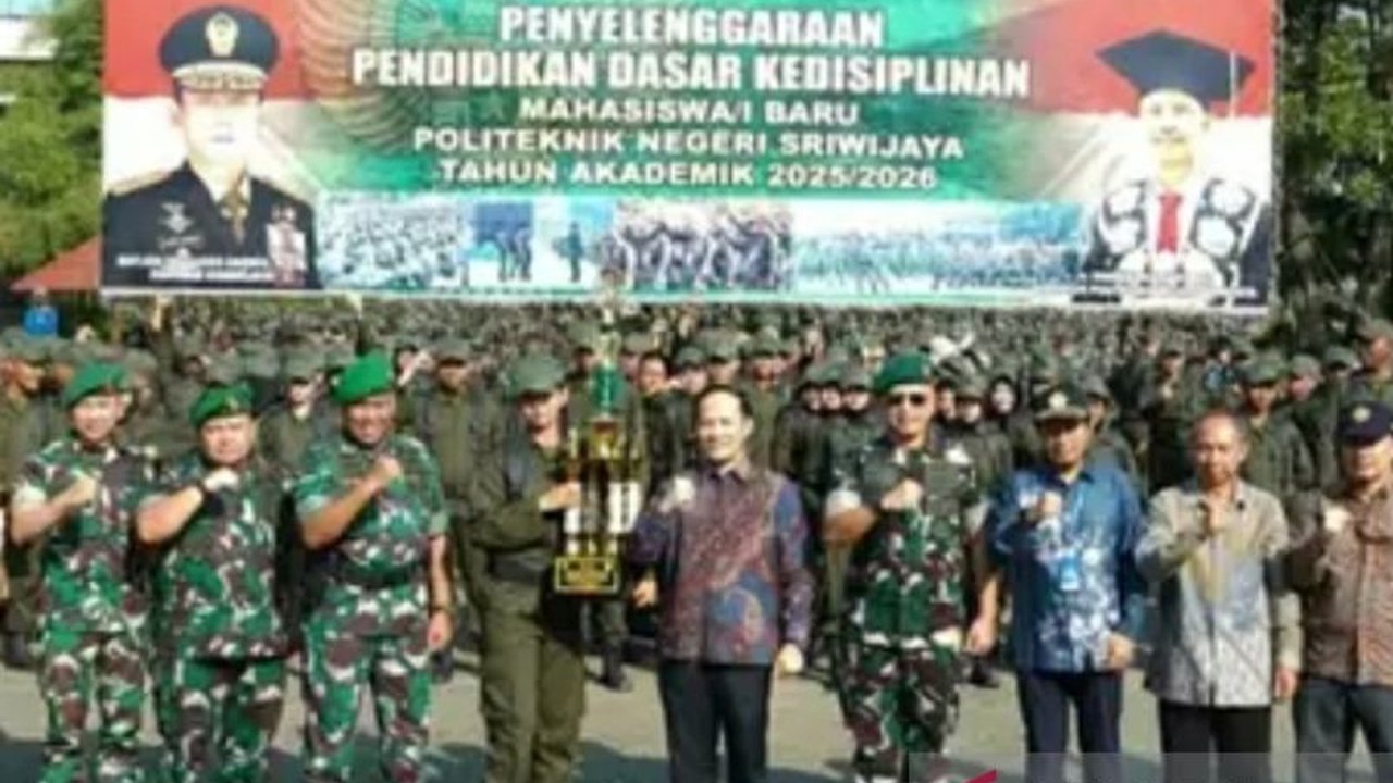 Ratusan mahasiswa baru Polsri Palembang dibekali sikap bela negara oleh prajurit Kodam II/Sriwijaya, membentuk karakter disiplin dan wawasan kebangsaan.