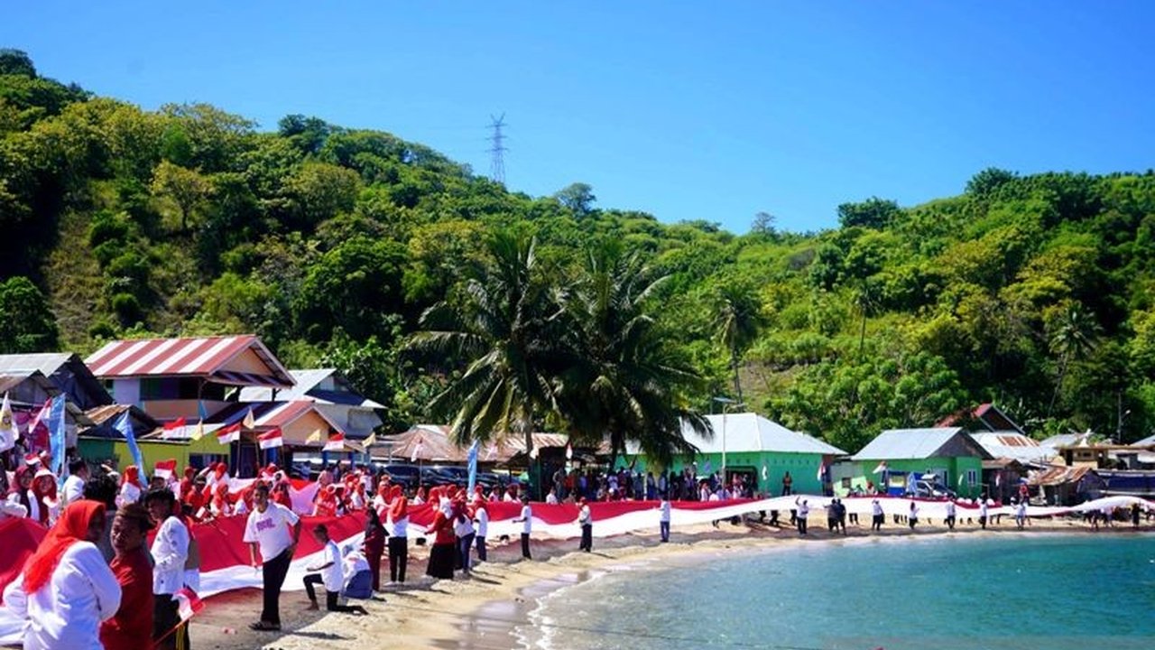 Kabupaten Bone Bolango merayakan HUT RI ke-80 dengan membentangkan Bendera Merah Putih 1.000 Meter di garis pantai. Simak makna di balik aksi kebangsaan ini!