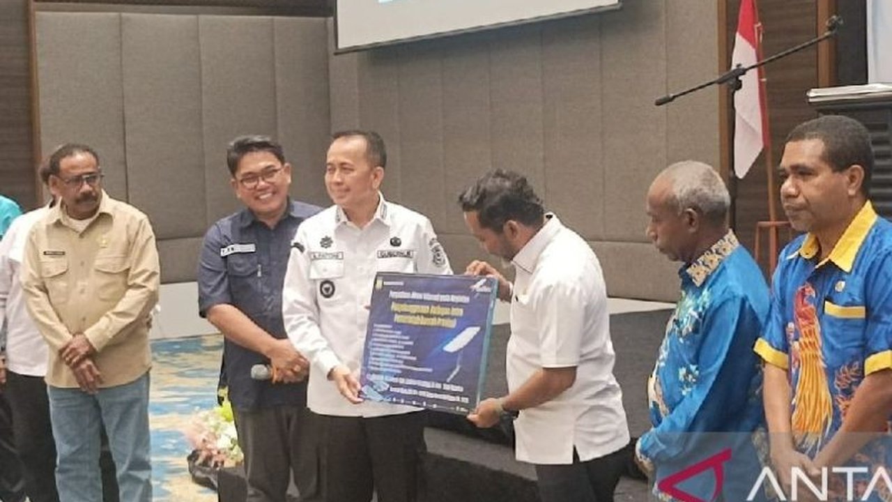 Pemerintah Provinsi Papua menyalurkan 60 unit perangkat Internet Starlink ke Biak Numfor. Bantuan ini diharapkan mampu meningkatkan konektivitas digital di wilayah terpencil.