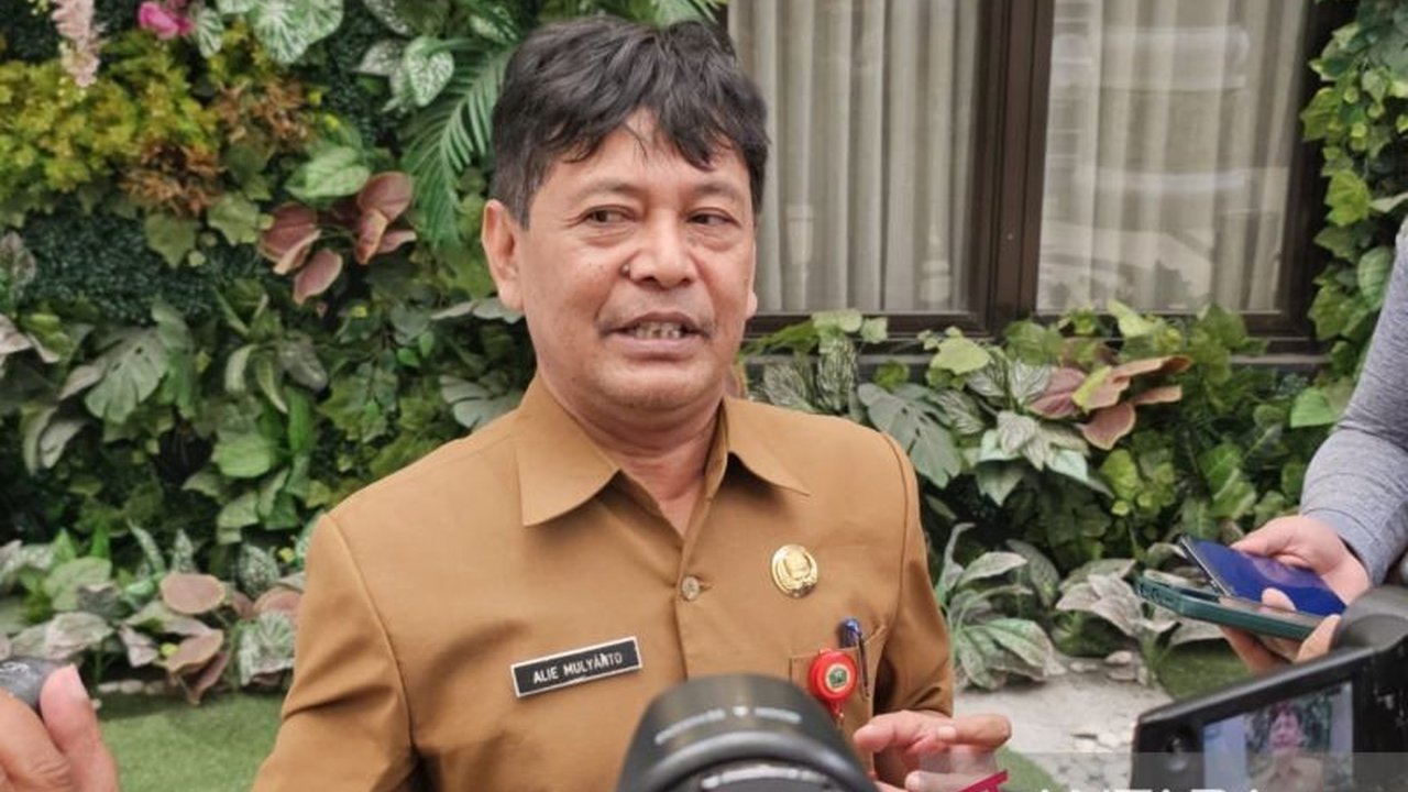 Pengibaran Bendera One Piece menjadi perhatian jelang HUT RI ke-80. Bakesbangpol Kota Malang memastikan belum ada temuan, namun tetap waspada. Mengapa bendera ini jadi perbincangan?