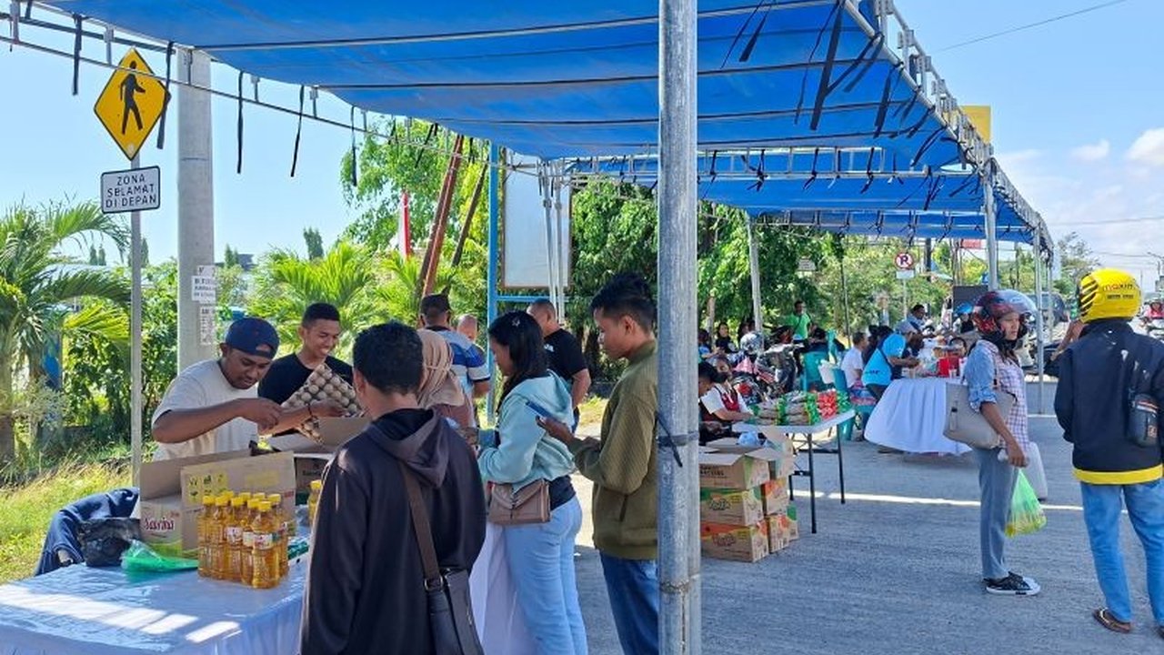 Pemerintah Provinsi NTT melalui Gerakan Pangan Murah NTT berkolaborasi dengan distributor untuk menekan laju inflasi, menghadirkan kebutuhan pokok dengan harga terjangkau bagi masyarakat.