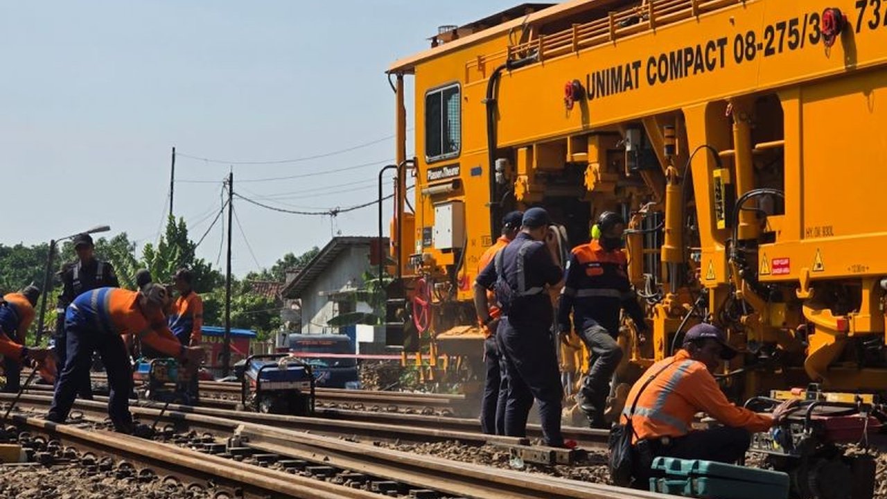 KAI menerjunkan 200 personel gabungan untuk atasi dampak anjloknya KA Argo Bromo Anggrek di Subang. Bagaimana upaya pemulihan ini memengaruhi jadwal perjalanan kereta api?