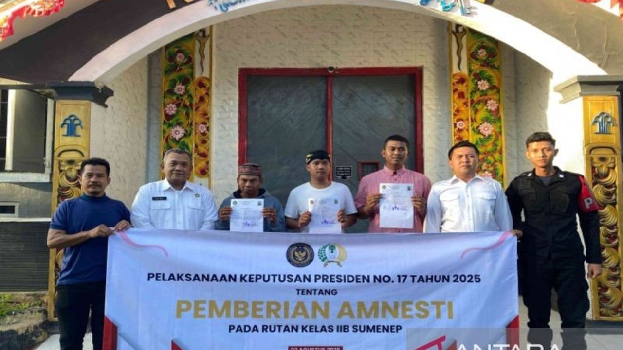 Sebanyak 11 narapidana di Madura menerima amnesti Presiden Prabowo Subianto. Siapa saja mereka dan apa alasan khusus di balik pengampunan ini?