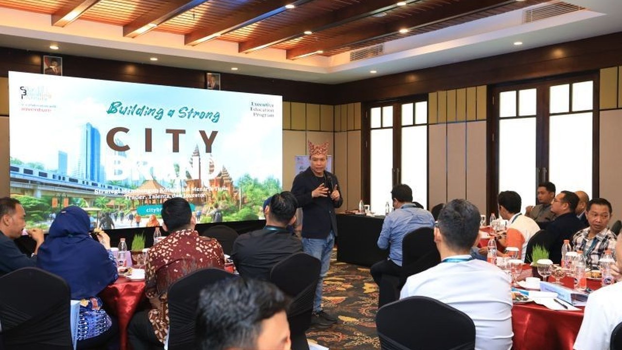 Pelajari strategi sukses City Branding Banyuwangi yang berhasil mengubah citra 'kota santet' menjadi destinasi wisata unggulan, menarik perhatian daerah lain untuk belajar.
