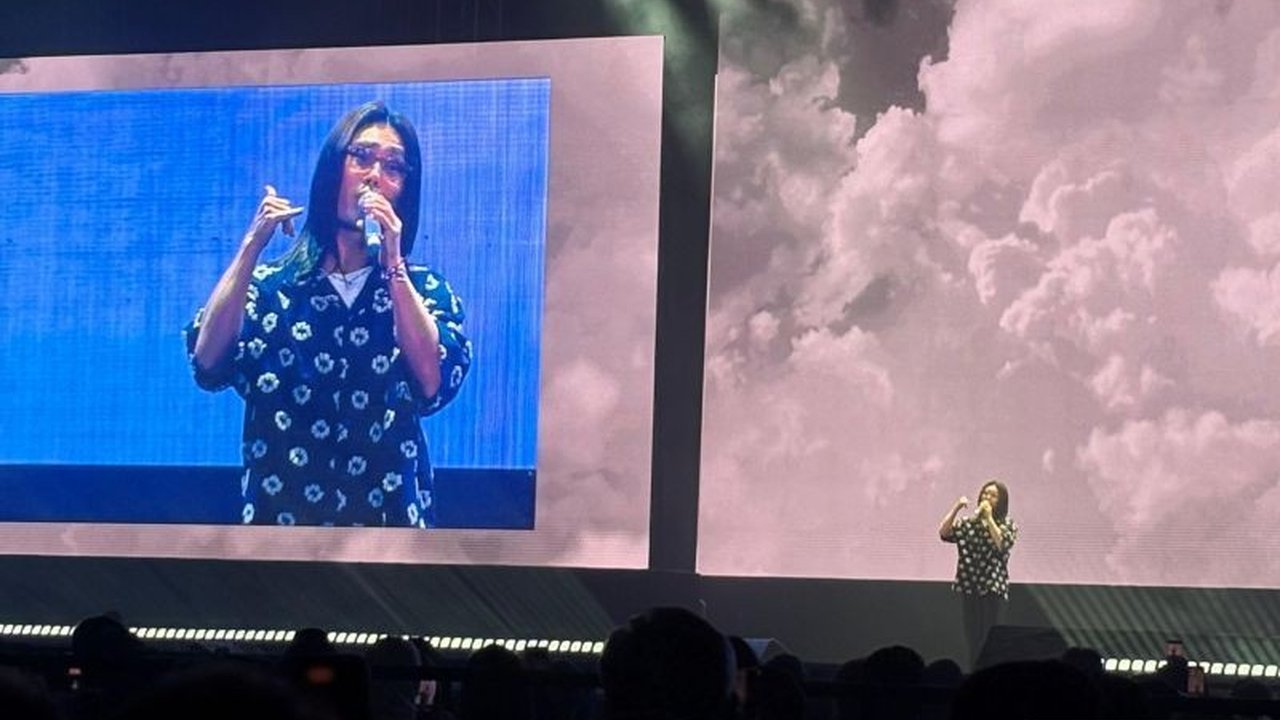 Solois Korea Selatan, Kim Bum Soo, sukses mengajak penonton KOSTCON 2025 bernostalgia lewat lagu hits 'I Miss You' dan memberikan pesan cinta yang mendalam.