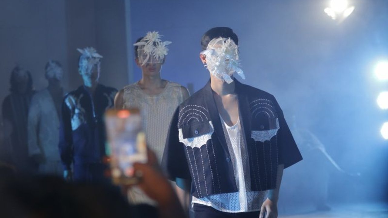 Desainer Ariy Arka melalui jenama Abeey meluncurkan Koleksi Prana Abeey, terinspirasi filosofi Jawa dan Wijaya Kusuma, menghadirkan energi kehidupan dalam gaya oversized.