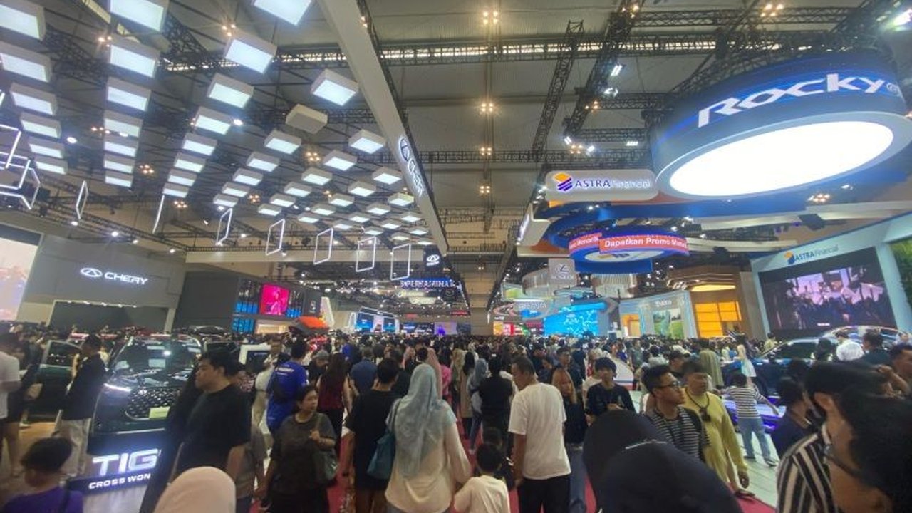 Jumlah pengunjung GIIAS 2025 meningkat 5-10 persen dibandingkan tahun sebelumnya. Gaikindo sengaja membatasi pertumbuhan pengunjung GIIAS demi kenyamanan. Simak detailnya!