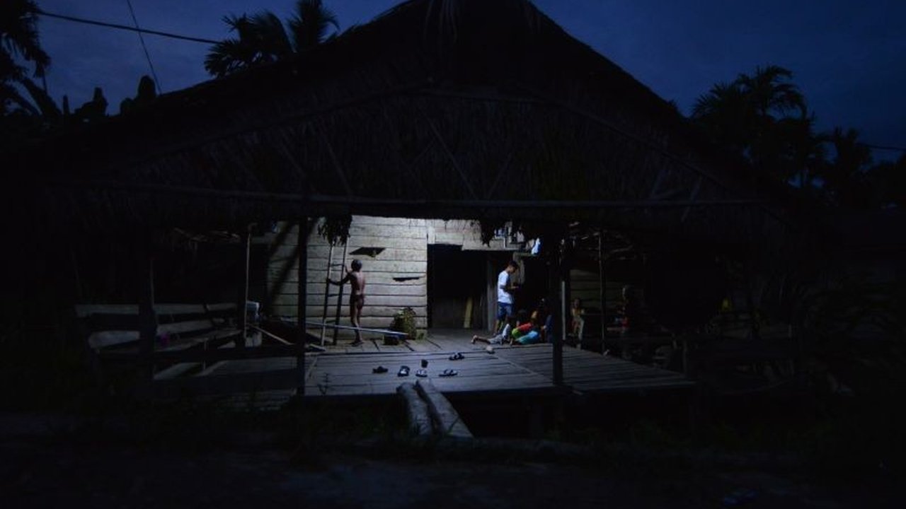 Perjalanan panjang elektrifikasi di pedalaman Mentawai menghadapi beragam tantangan, dari akses sulit hingga kerusakan pembangkit. Bagaimana sinergi energi mewujudkan harapan listrik pedalaman Mentawai?