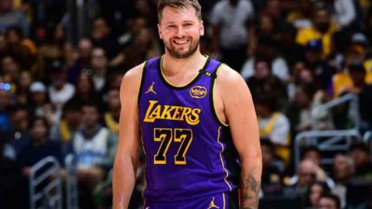 Megabintang NBA Luka Doncic resmi memperpanjang kontrak fantastis senilai Rp 2,5 triliun dengan Los Angeles Lakers. Apa dampaknya bagi masa depan tim?