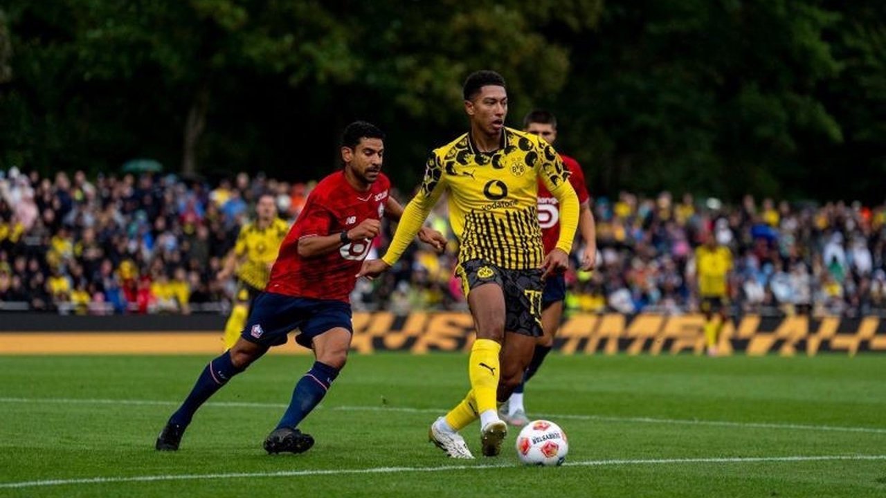 Borussia Dortmund sukses meraih kemenangan dramatis 3-2 atas Lille dalam laga persahabatan. Simak detail gol-gol krusial dan statistik menarik dari pertandingan sengit ini!