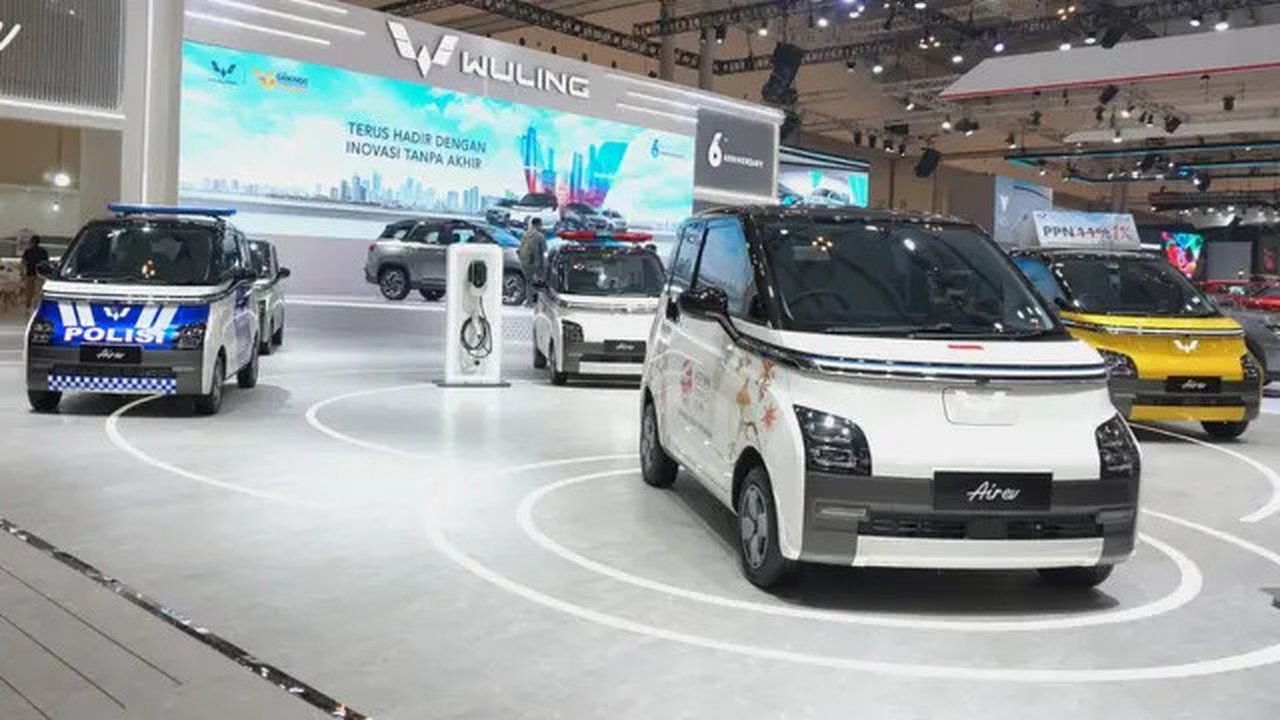 Wuling menampilkan tiga model Air ev yang tampilannya telah disesuaikan untuk menggoda pengunjung GIIAS 2023.