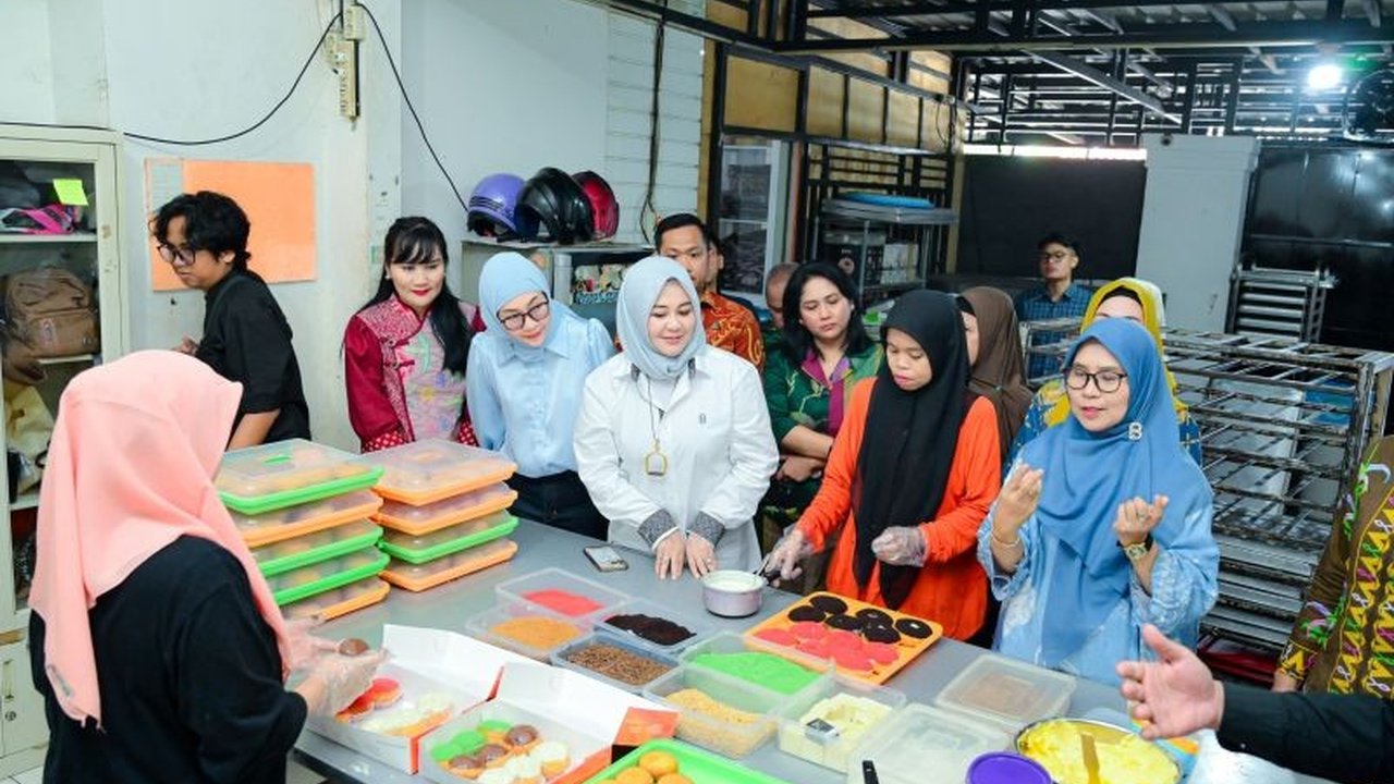 Wagub Sulsel Fatmawati Rusdi terinspirasi oleh Donat Tuli, sebuah kafe dan rumah Quran yang membuktikan kemandirian difabel. Bagaimana kisah sukses mereka?