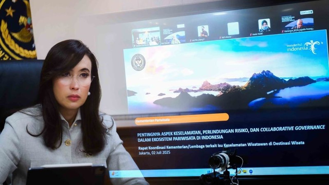 Kementerian Pariwisata terus memantau perkembangan erupsi Gunung Lewotobi Laki-Laki yang berstatus Awas, berkoordinasi lintas sektor demi keselamatan wisatawan dan pemulihan pariwisata Flores.