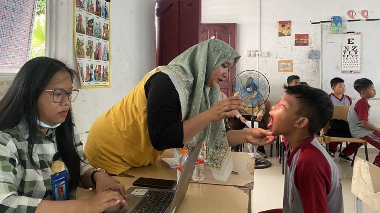 Tim medis Puskesmas Batam hadapi tantangan cuaca ekstrem demi Cek Kesehatan Anak Pulau Batam. Apa saja rintangan dan bagaimana mereka mengatasinya?