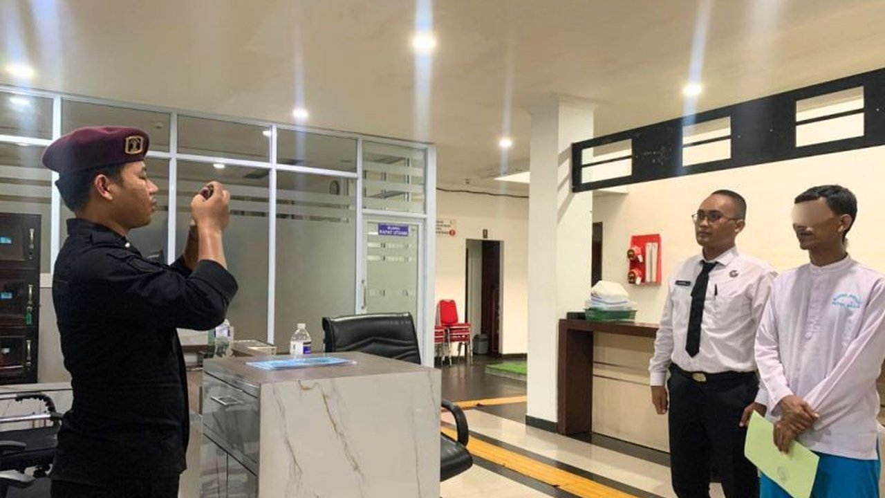 Seorang warga binaan Rutan Batam menjadi salah satu dari ribuan penerima Amnesti Presiden RI. Cari tahu siapa dia dan mengapa amnesti ini penting bagi reintegrasi sosial.