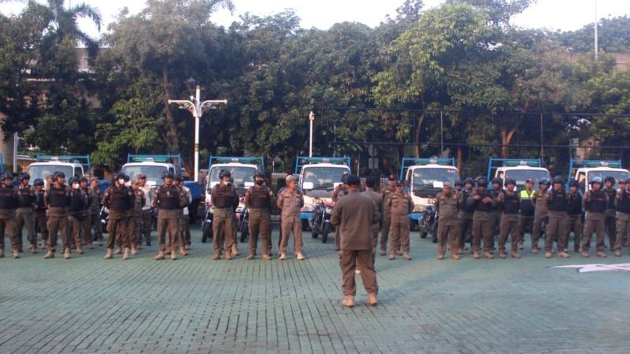 Satpol PP Jakarta Selatan menyiapkan 11 truk dan personel untuk mendukung proses relokasi pedagang Barito, memberikan pilihan lokasi baru di sejumlah pasar Perumda Pasar Jaya.