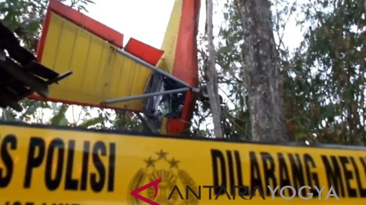 Sebuah Pesawat Ringan FASI Jatuh di Kabupaten Bogor menewaskan pilotnya. Insiden ini memicu penyelidikan mendalam terkait penyebab kecelakaan.