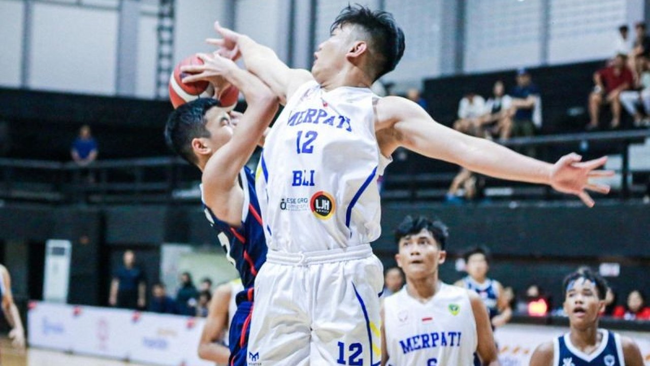 Merpati Bali berhasil melaju ke final Kejurnas U-18 setelah menundukkan Airone Jakarta, siap hadapi Aras Gading Muda. Apa strategi kunci mereka?