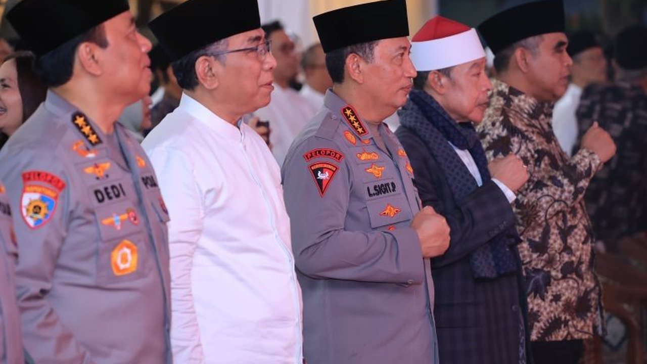 Kapolri Jenderal Listyo Sigit Prabowo hadiri puncak Haul Ponpes Buntet Cirebon, menegaskan pentingnya sinergi ulama dan umara demi keutuhan bangsa. Simak selengkapnya!