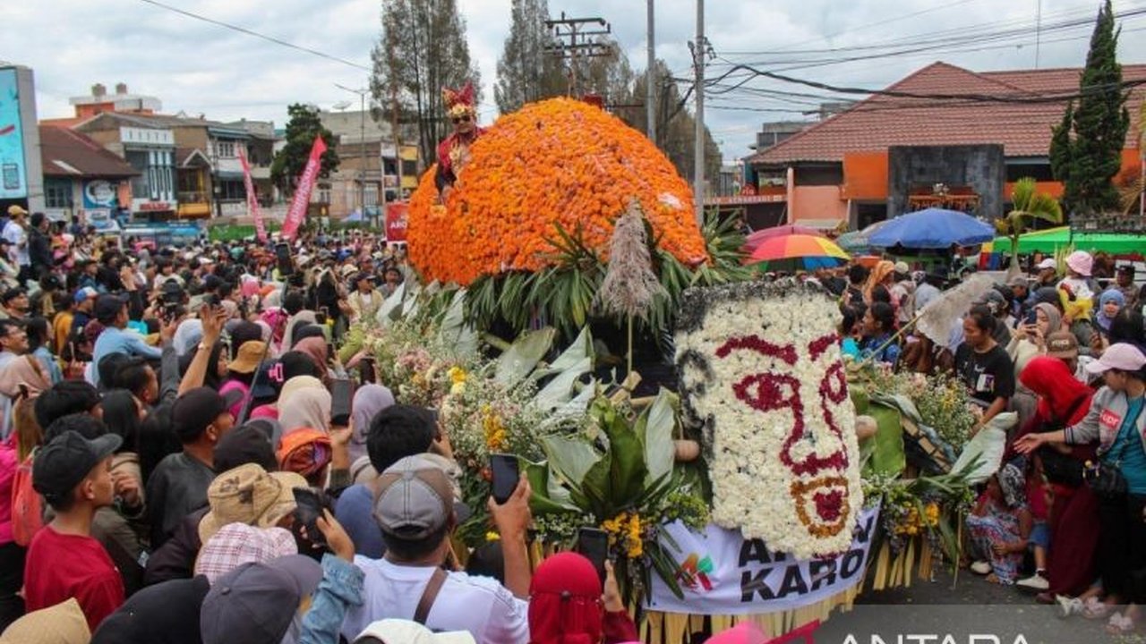 Festival Bunga dan Buah Tanah Karo 2025 sukses menarik 80.000 pengunjung, menandai peningkatan ekonomi lokal dan potensi pariwisata yang besar.