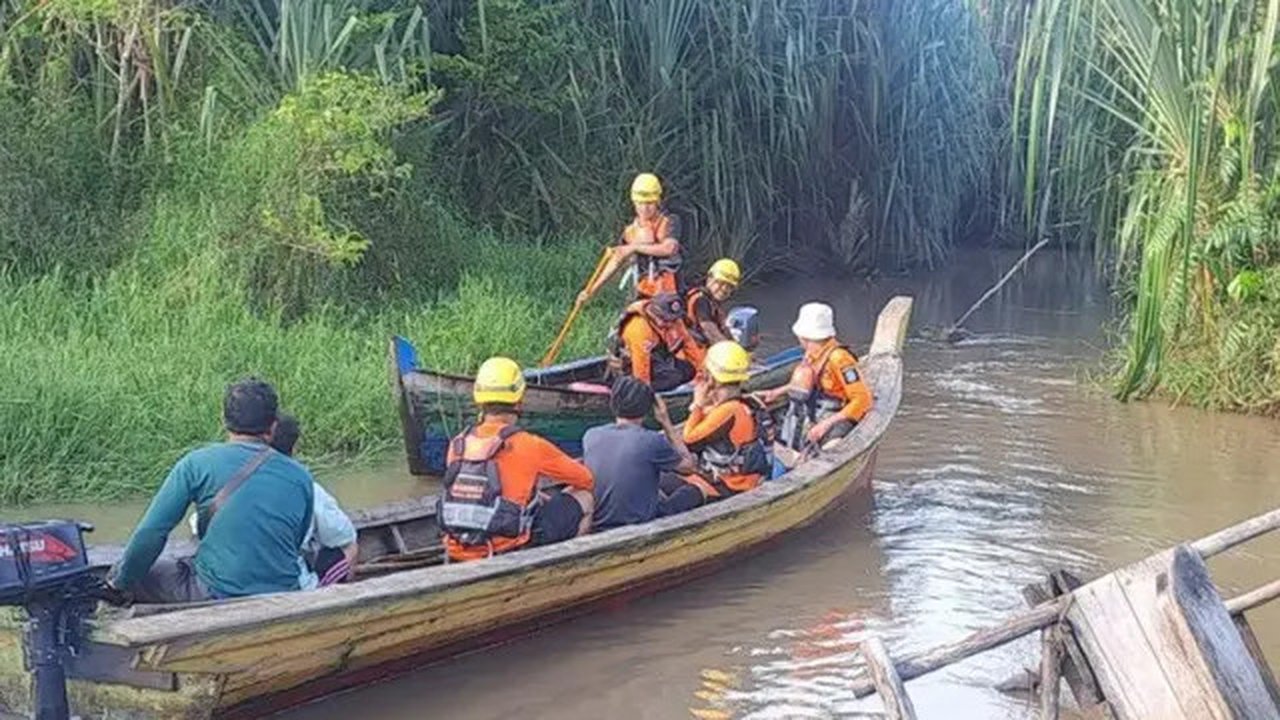 Basarnas Kota Pangkalpinang saat melakukan operasi pencarian korban hilang diterkam buaya di Sungai Menduk. (Liputan6.com/ Dok Basarnas Pangkalpinang)