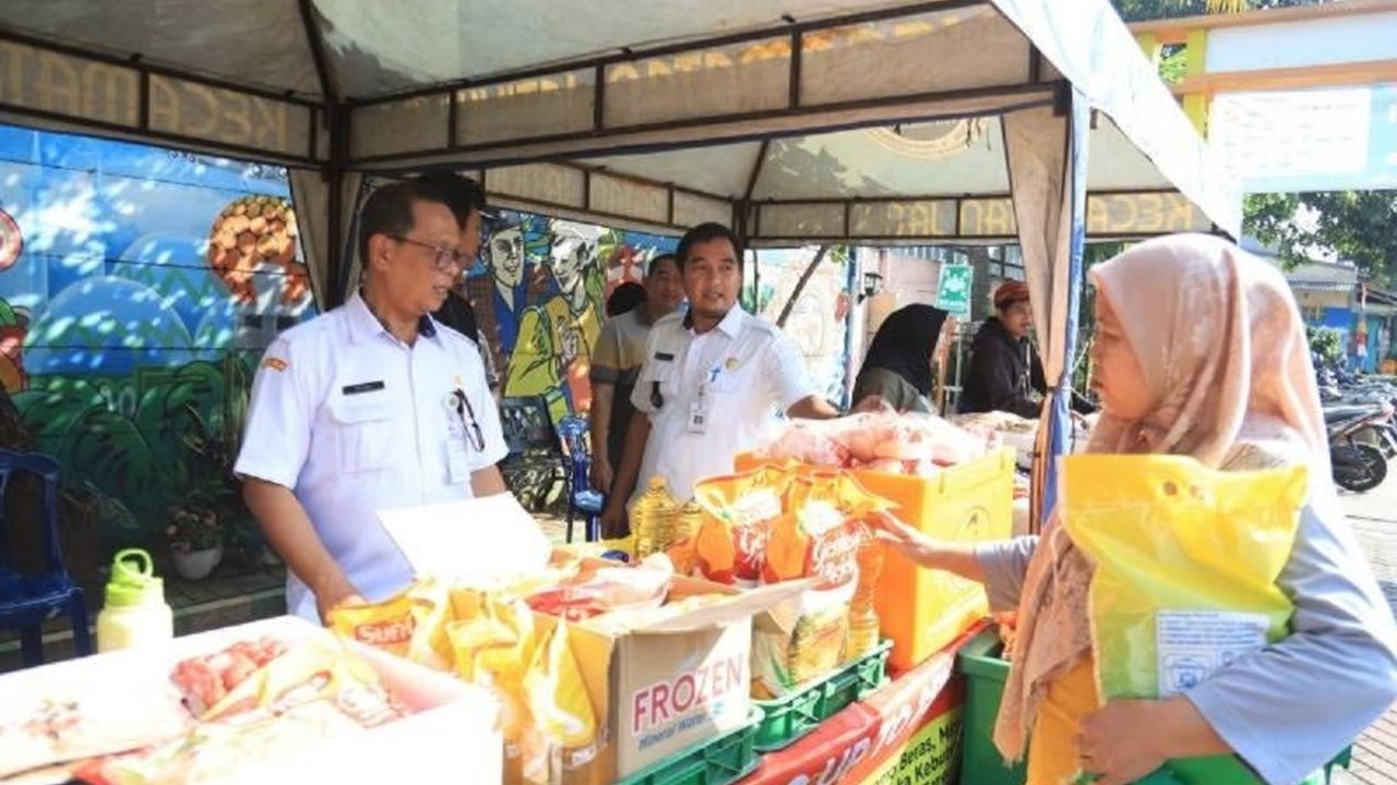 Pemerintah Kota Tangerang meluncurkan Gerakan Pangan Murah untuk menekan laju inflasi, mencatat indeks terendah dalam sejarah kota. Simak dampaknya!