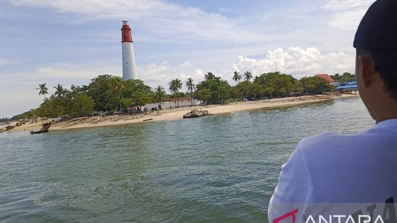 Jumlah Wisatawan Nusantara Bangka Belitung melonjak drastis di paruh pertama 2025, mencapai 2,26 juta orang. Data BPS menunjukkan peningkatan signifikan yang dorong ekonomi lokal. Ada apa di Babel?