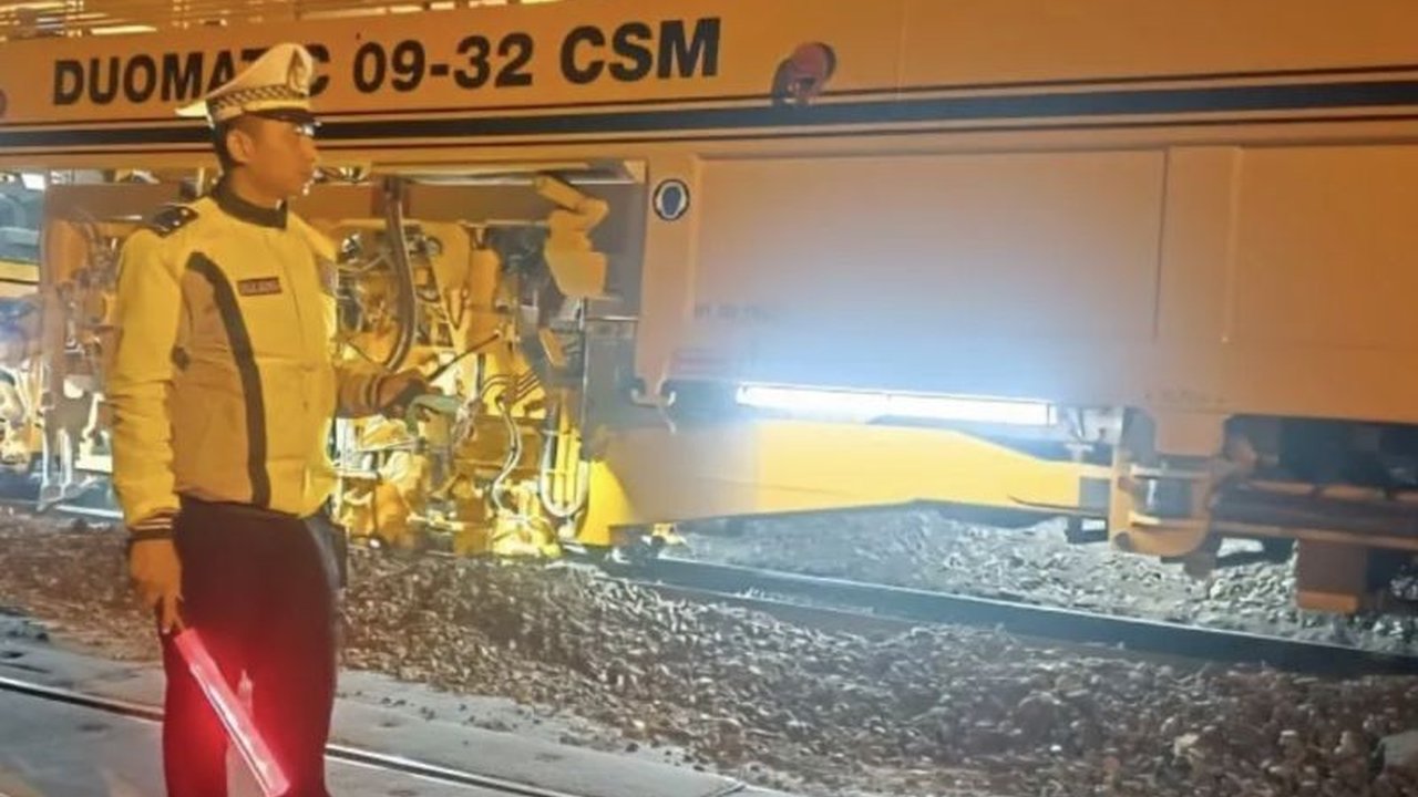 Perbaikan rel kereta api di Lamongan memasuki fase pemadatan jalur, sebuah langkah krusial yang bertujuan meningkatkan keselamatan dan keandalan perjalanan kereta api di wilayah tersebut.