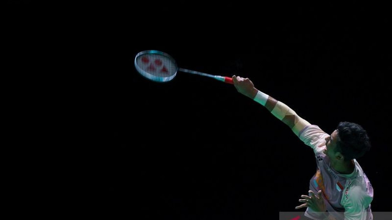 Pebulu tangkis tunggal putra Indonesia, Alwi Farhan, sukses menyegel gelar juara Macau Open 2025. Bagaimana ia mendominasi pertandingan final?