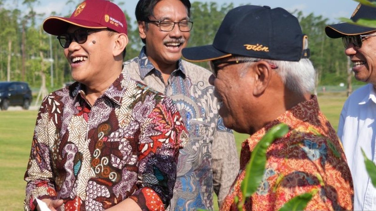 Menteri Karding gelar Penanaman Pohon IKN di Titik Nol, menegaskan komitmen pemerintah mewujudkan Ibu Kota Nusantara sebagai kota hijau berkelanjutan yang ramah lingkungan.