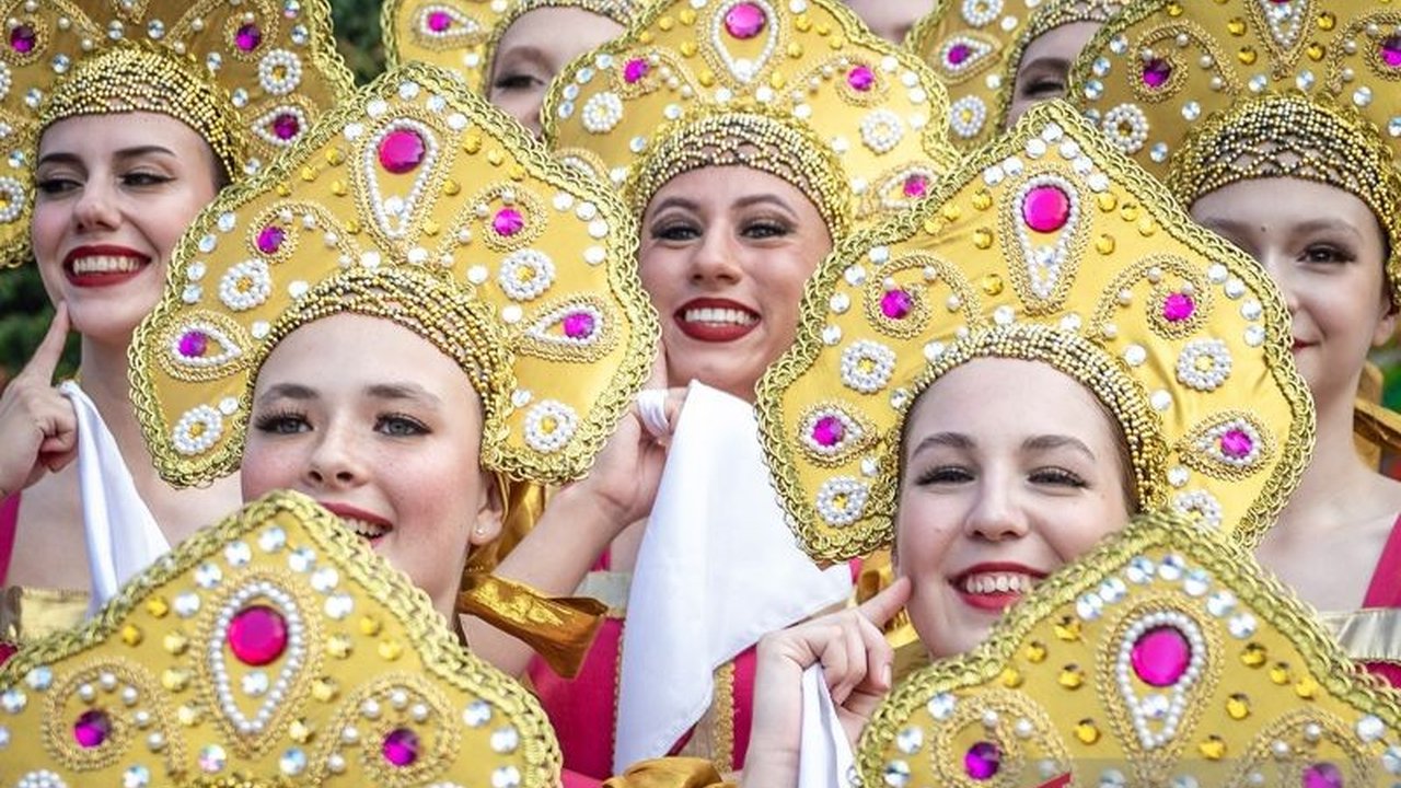 Parade budaya Jakarta World Folklore Festival (JWFF) 2025 di area CFD Sudirman-Thamrin sukses digelar, melibatkan lima negara dan sanggar lokal, menandai langkah Jakarta sebagai kota global berbudaya.
