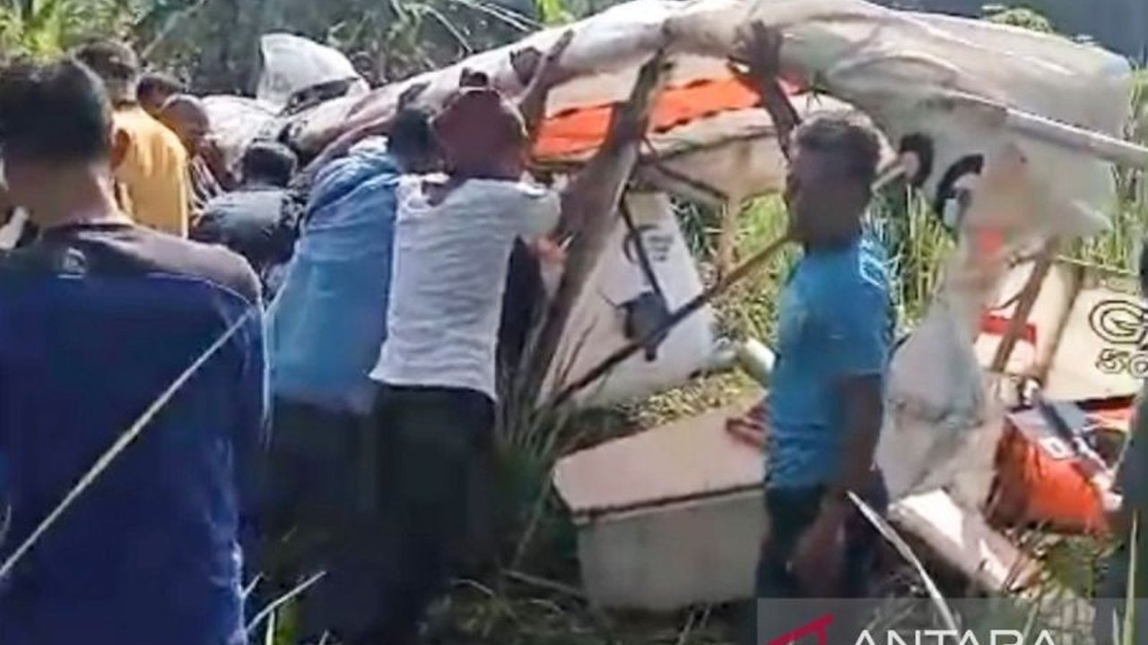 Marsma TNI Fajar Adriyanto, penerbang tempur F-16 berjuluk 'Red Wolf', gugur dalam kecelakaan pesawat latih di Bogor. Insiden ini menyisakan duka mendalam bagi TNI AU.