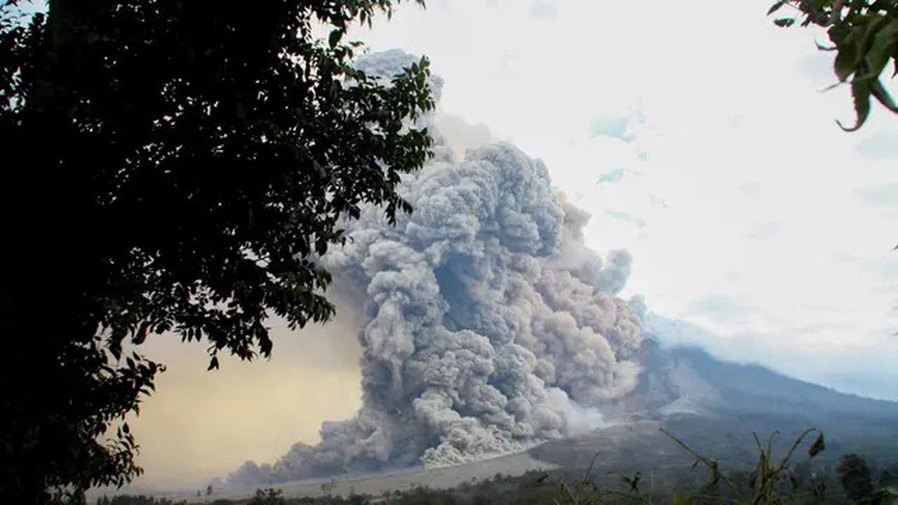 Ilustrasi erupsi gunung api. (Foto oleh Suhairy  Tri Yadhi: https://www.pexels.com/id-id/foto/pemandangan-lanskap-lansekap-merokok-11754080/)