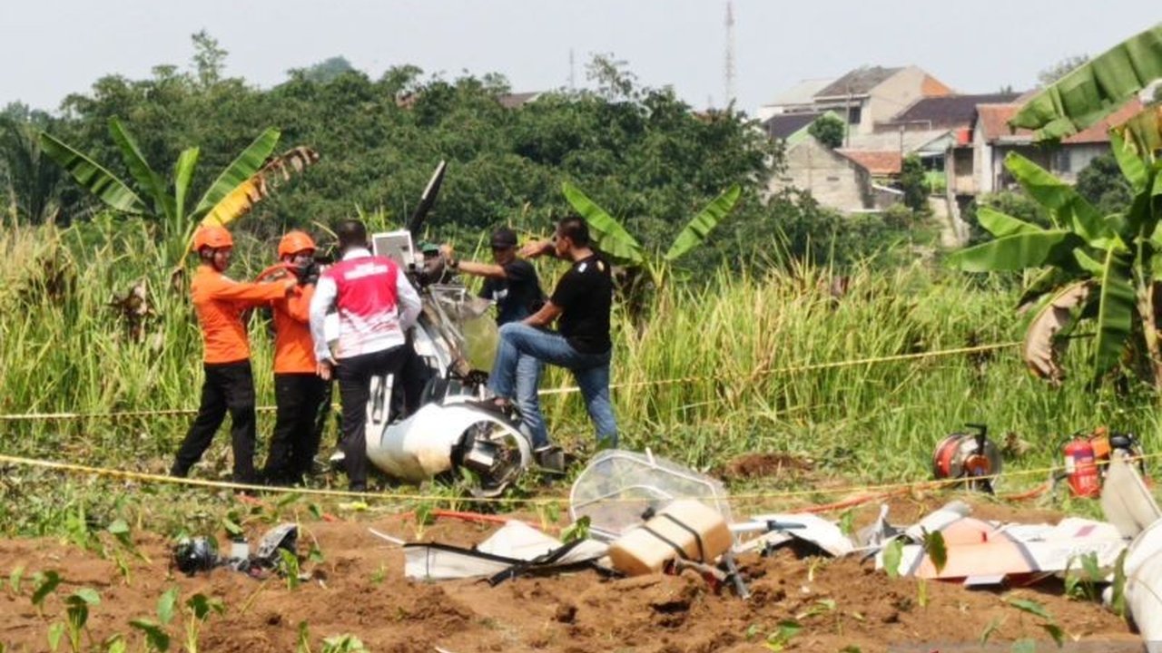 Sebuah pesawat latih sipil jatuh di Ciampea, Bogor, menewaskan Marsma Fajar Adriyanto. Saksi mata mengungkap pesawat sudah oleng sebelum insiden nahas ini, memicu pertanyaan penyebabnya.