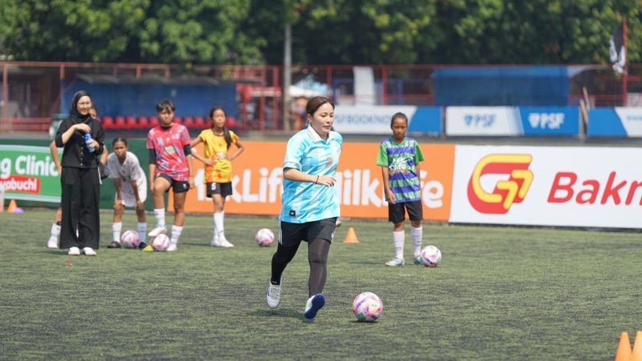 Mantan bintang timnas Jepang, Mana Iwabuchi, hadir di Jakarta memberikan coaching clinic bagi pesepak bola putri muda. Bagaimana pengalaman juara dunia ini menginspirasi generasi penerus?