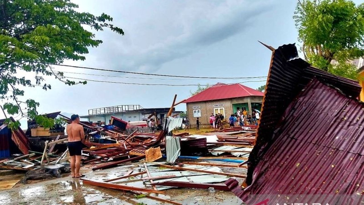 Angin Puting Beliung Gorontalo tiba-tiba menerjang Ponelo Kepulauan, merobohkan dua bangunan pemerintah dan merusak rumah warga. Bagaimana kondisi terkini pasca-kejadian?