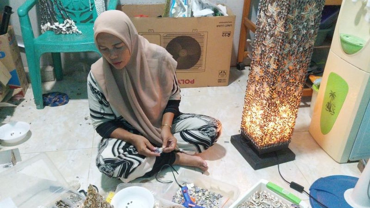 UMKM Kasemen berhasil mengubah limbah cangkang kerang tak bernilai menjadi kerajinan bernilai tinggi. Bagaimana inovasi kerang belah ini membuka peluang ekonomi baru?