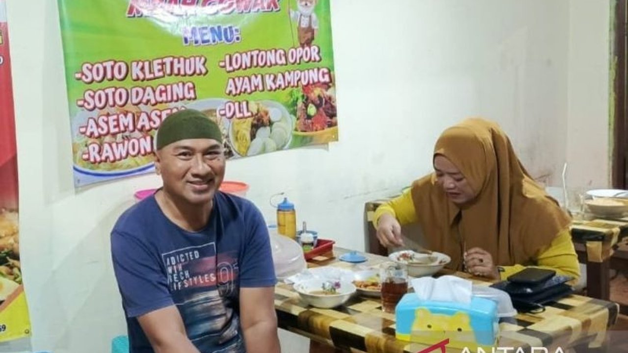Soto Klethuk Mbah Gowak di Blora, kuliner legendaris sejak 1957, tetap digemari berkat resep otentik dan klethuk renyahnya. Apa rahasia kelezatannya?