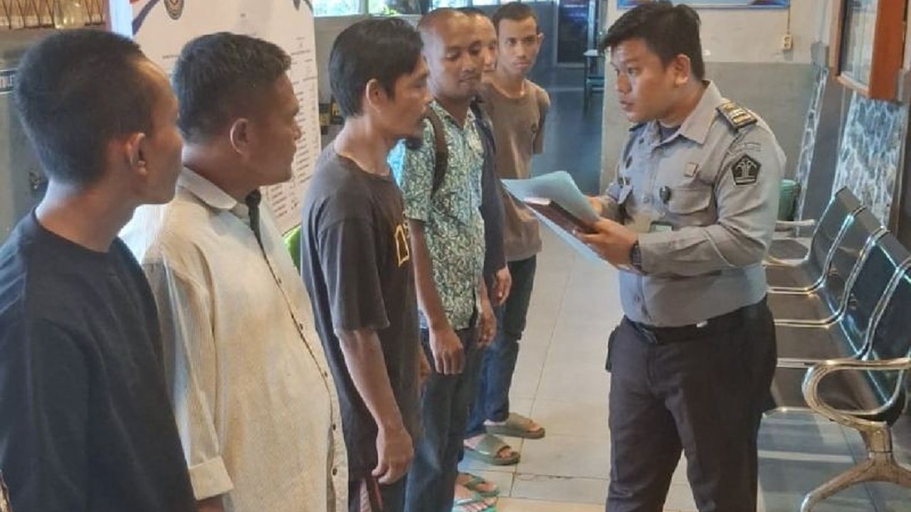 Sebanyak 86 warga binaan di Sumatera Utara resmi dibebaskan setelah menerima Amnesti Presiden Prabowo. Kebijakan ini jadi solusi overcrowding Lapas.