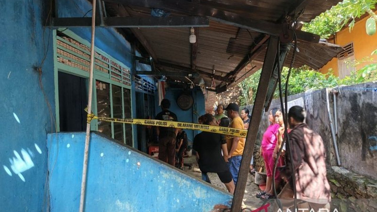 Seorang remaja ODGJ di Bengkulu ditangkap polisi usai tega membunuh ibu kandungnya saat salat. Kejadian tragis ini terjadi tak lama setelah pelaku keluar dari RSJ.