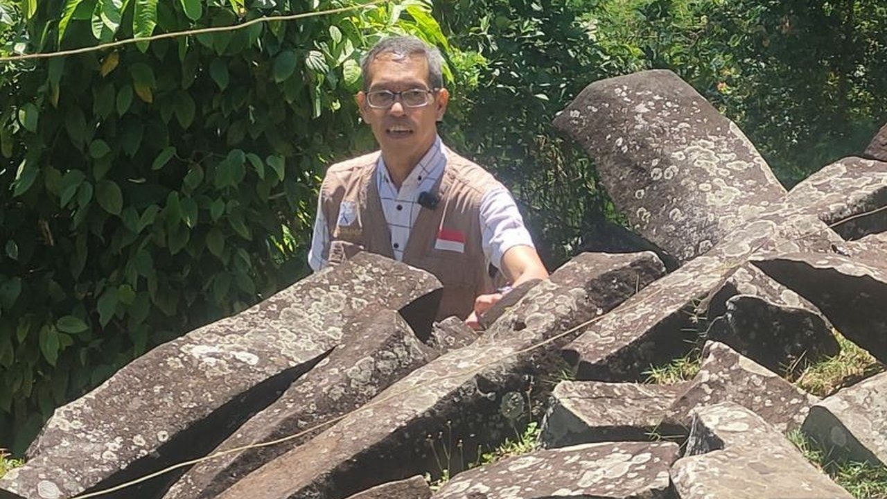 Tim ahli memfokuskan penelitian mendalam pada pilar pondasi Situs Megalitikum Gunung Padang untuk mengungkap struktur tersembunyi dan misteri di bawah permukaannya.