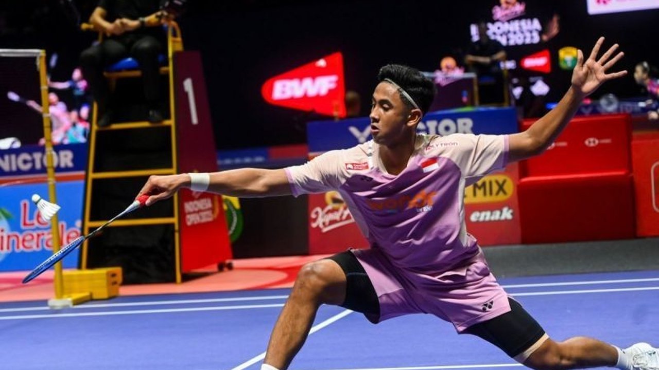Pebulu tangkis muda Alwi Farhan sukses meraih gelar Macau Open 2025, menyamai legenda Taufik Hidayat. Kini, Alwi Farhan mengincar gelar Super 500, 750, dan 1000 untuk melengkapi prestasinya.