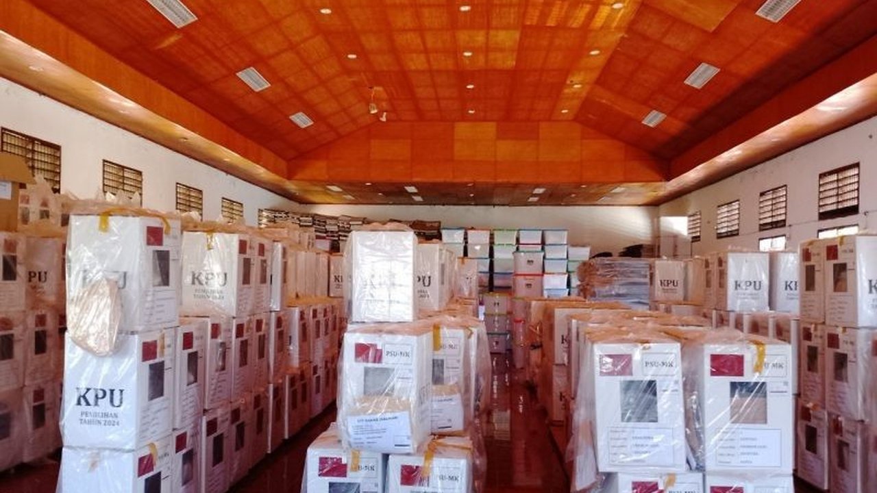 KPU Jayapura mulai distribusi logistik PSU Pilgub Papua ke distrik terjauh seperti Kaureh dan Yapsi, antisipasi kendala geografis demi kelancaran pemungutan suara ulang.